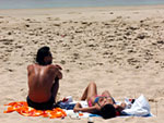 Paulistas Alexandre Luz e Sara Medona curtem a praia Mole no dia de Natal