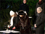 A herdeira da coroa da Sucia, princesa Victoria, a rainha Sivlia e o rei Carl Gustaf acendem trs velas em memria das vtimas suecas