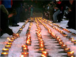 Na Sua, centenas de velas lembram as 220 mil vtimas do tsunami, ocorrido em 26 de dezembro de 2004 na sia