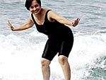 De frias, a presidente das Filipinas, Gloria Macapagal-Arroyo, surfa na praia de San Juan, no norte do pas