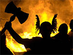 Entusiastas vikings pem fogo em barco durante celebraes de Ano-Novo em Carlton Hill, em Edinburgh, Sucia