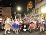 Desfile da Oktoberfest na rua XV em Blumenau