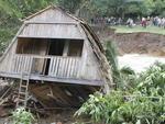 Deslizamento de terra destroi 3 casas e muda o curso do ribeiro garcia, na nova russia em Blumenau.