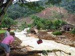 Deslizamento de terra destroi 3 casas e muda o curso do ribeiro garcia, na nova russia em Blumenau.