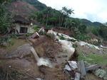 Deslizamento de terra destroi 3 casas e muda o curso do ribeiro garcia, na nova russia em Blumenau.