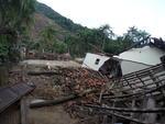 Deslizamento de terra destroi 3 casas e muda o curso do ribeiro garcia, na nova russia em Blumenau.