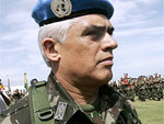 General Urano Teixeira da Mata Bacellar ao assumir o comando da misso no Haiti no lugar do general Augusto Heleno Pereira