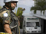 Militares vigiam o hotel Montana, em Porto Prncipe, no Haiti, onde foi encontrado morto o general Urano Teixeira de Matta Barcellar