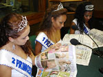 2 Princesa Thiene Silva de Souza (E), 1 Princesa Brbara Pereira Nascimento (C) e Rainha do Carnaval 2006, Juliana Oliveira da Silva lendo o Dirio Gacho