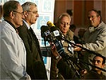 O diretor do hospital Hadassah, Shlomo Mor-Yosef, fala em entrevista coletiva, ao lado do neurocirurgio Felix Umansky. Na segunda-feira, o Primeiro-Ministro moveu a mo direita e a perna direita, em resposta a estmulos