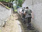 Funcionrios da prefeitura com apoio do exercito fazem multiro de combate ao mosquito aedes aegypti.