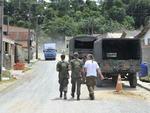 Funcionrios da prefeitura com apoio do exercito fazem multiro de combate ao mosquito aedes aegypti.