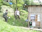 Funcionrios da prefeitura com apoio do exercito fazem multiro de combate ao mosquito aedes aegypti.