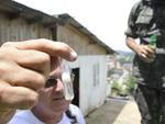 Funcionrios da prefeitura com apoio do exercito fazem multiro de combate ao mosquito aedes aegypti.