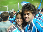 Thais e Thiago, namorados no jogo do grmio em Iju