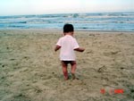Meu filho, Arthur Drey Oliveira, com 1 ano e 4 meses, na sua primeira vez na praia, em Capo da Canoa
