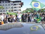 Blumenauenses protestam contra corrupo e a favor do impeachment de Dilma em frente  prefeitura