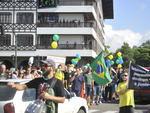 Blumenauenses protestam contra corrupo e a favor do impeachment de Dilma em frente  prefeitura