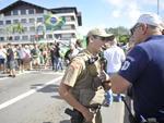 Blumenauenses protestam contra corrupo e a favor do impeachment de Dilma em frente  prefeitura