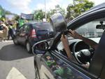 Blumenauenses protestam contra corrupo e a favor do impeachment de Dilma em frente  prefeitura
