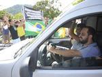 Blumenauenses protestam contra corrupo e a favor do impeachment de Dilma em frente  prefeitura