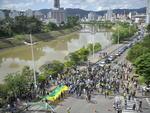 Blumenauenses protestam contra corrupo e a favor do impeachment de Dilma em frente  prefeitura