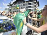 Blumenauenses protestam contra corrupo e a favor do impeachment de Dilma em frente  prefeitura