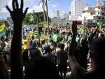 Blumenauenses protestam contra corrupo e a favor do impeachment de Dilma em frente  prefeitura