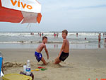 Os irmos Ricardo Cancian Stefanello, 8 anos, e Leonardo Cancian Stefanello, 11 anos, de Nova Palma, brincando na areia da praia de Capo da Canoa