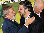 Lula e Palocci se abraam de forma fraternal