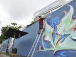 Grafiteiros comeam a pintar o muro do Jornal de Santa Catarina em comemorao aos 45 anos do Santa.