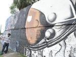 Grafiteiros comeam a pintar o muro do Jornal de Santa Catarina em comemorao aos 45 anos do Santa.