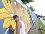 Grafiteiros comeam a pintar o muro do Jornal de Santa Catarina em comemorao aos 45 anos do Santa.