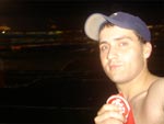 Eduardo Menezes mostrando o smbolo colorado no Morumbi
