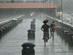 Turistas procuram proteo contra forte chuva em Myrtle Beach, na Carolina do Sul