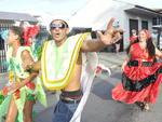 Desfile de carnaval da escola Unidos do Salto do Norte na rua Johann Sachse em Blumenau