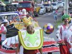 Desfile de carnaval da escola Unidos do Salto do Norte na rua Johann Sachse em Blumenau