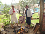 Fernando de Azevedo, de leno vermelho, e Jonas de Azevedo assando um churrasco