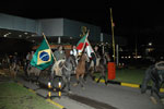 Entrando no campus da Ulbra em Canoas com a Chama Crioula e eu trazendo o smbolo maior do Rio Grande! 