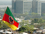 Bandeira do Rio Grande do Sul tremula sobre Acampamento Farroupilha em Porto Alegre