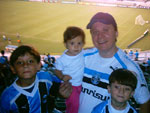 Lorenzo, Stefano e Valentina, irmos e o pai no Maracan