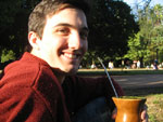 Meu namorado Vini, paranaense, tomando chimarro na Redeno numa tarde de sol!