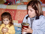 Minha filha Maria Eduarda de 3 anos que adora seu chimarro e minha esposa