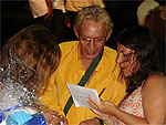 Jurado recebe presente 