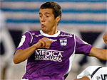 O Defensor Sporting de Gonzalo Maulella (E) goleou o Gimnasia y Esgrima La Plata de Matas Escobar por 3 a 0