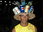 Um estranho chapéu no camarote em Salvador