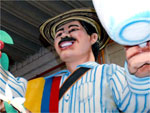 Carro alegórico recebe retoques finais para o desfile em Barranquilla, Colômbia 