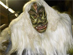 Misturando carnaval e Halloween, foliões fantasiados de montros ocupam as ruas de Loetschental, Suiça 