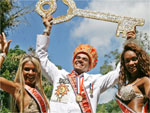 Rei Momo Alex Oliveira, acompanhado pela corte do carnaval carioca, recebe a chava da cidade 