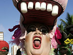 Drag queen posa para a foto na praia de Ipanema no Rio de Janeiro